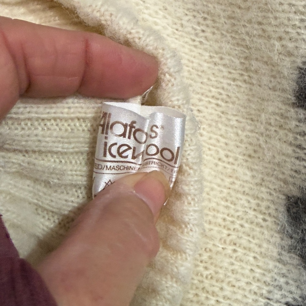 Alafoss Icelandic Cream Sweater - Picture 2 of 5